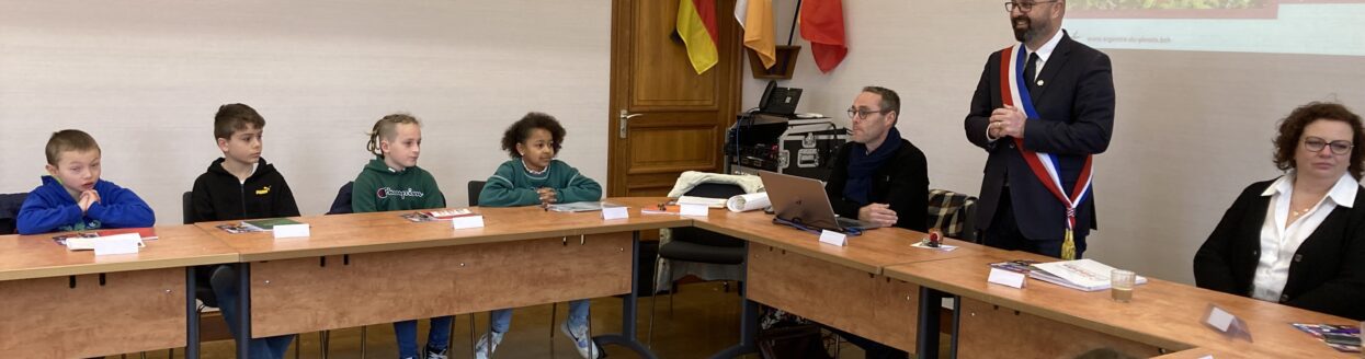Réunion du CME dans la salle du conseil d'Argentré-du-Plessis, en présence de Jean-Noël Bévière, le maire, et Christophe Brossault, adjoint à l'enfance