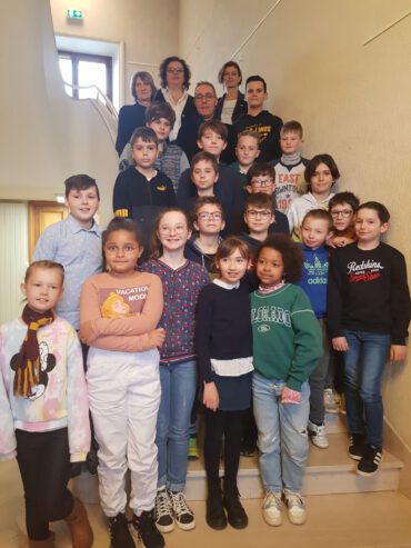 Les 21 élus du Conseil Municipal des Enfants d'Argentré-du-Plessis, accompagnés de Marie-Christine Geslin, agente de la commune, Sandrine Aupied, élue, Laëtitia Robin, élue, et Christophe Brossault, adjoint en charge de l'enfance