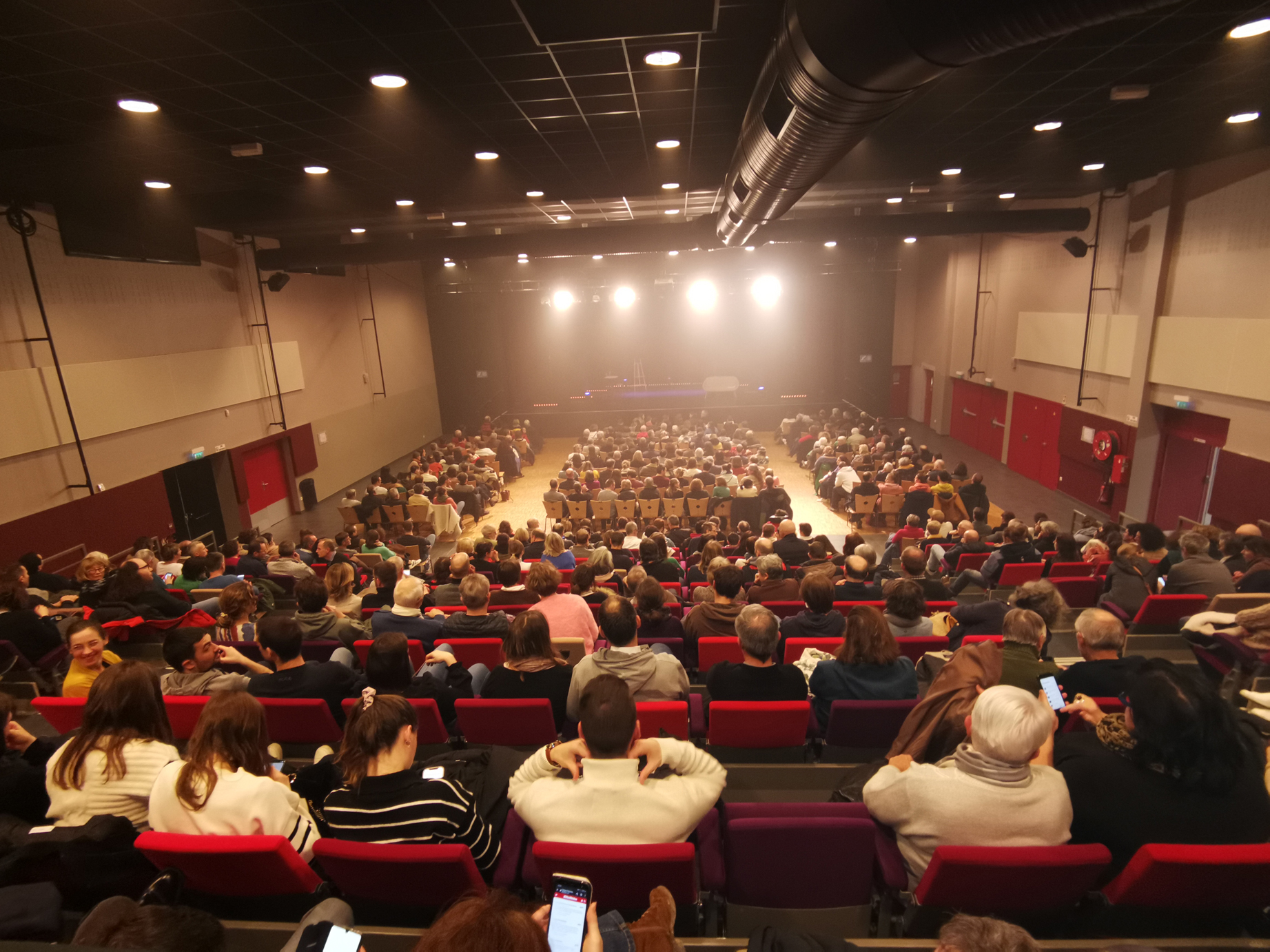 La salle de spectacle du Centre culturel Le Plessis Sévigné remplie de spectateurs