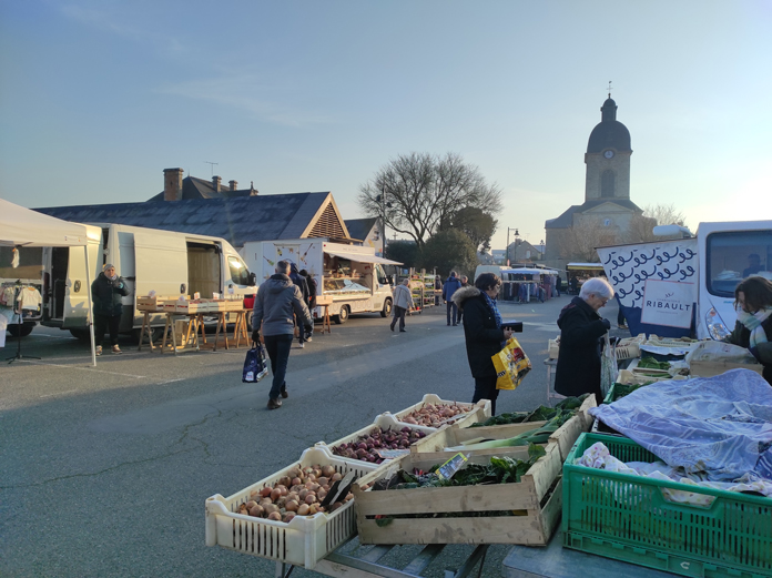Photo du marché du jeudi matin sur la place du Général de Gaulle. En arrière plan, l'église d'Argentré-du-Plessis