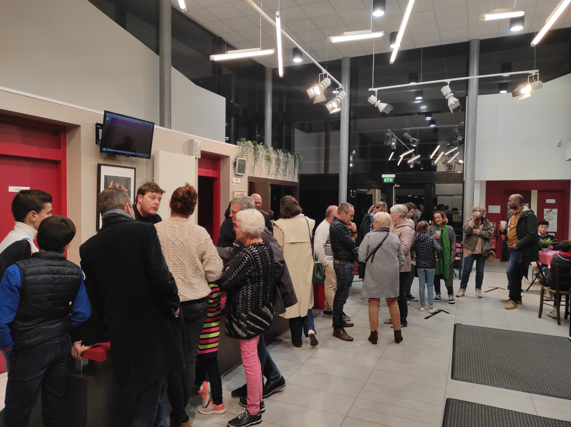 Le public dans le hall d'accueil du Centre culturel à l'occasion de l'ouverture de la saison 2022/2023