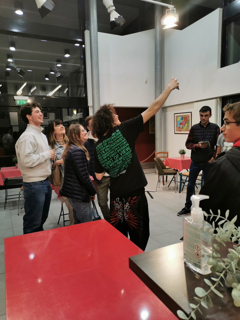 Roman Doduik avec les spectateurs après le spectacle