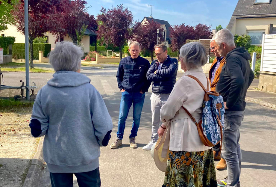 Des membres de l'équipe municipale discutent avec des habitants lors des visites de quartier