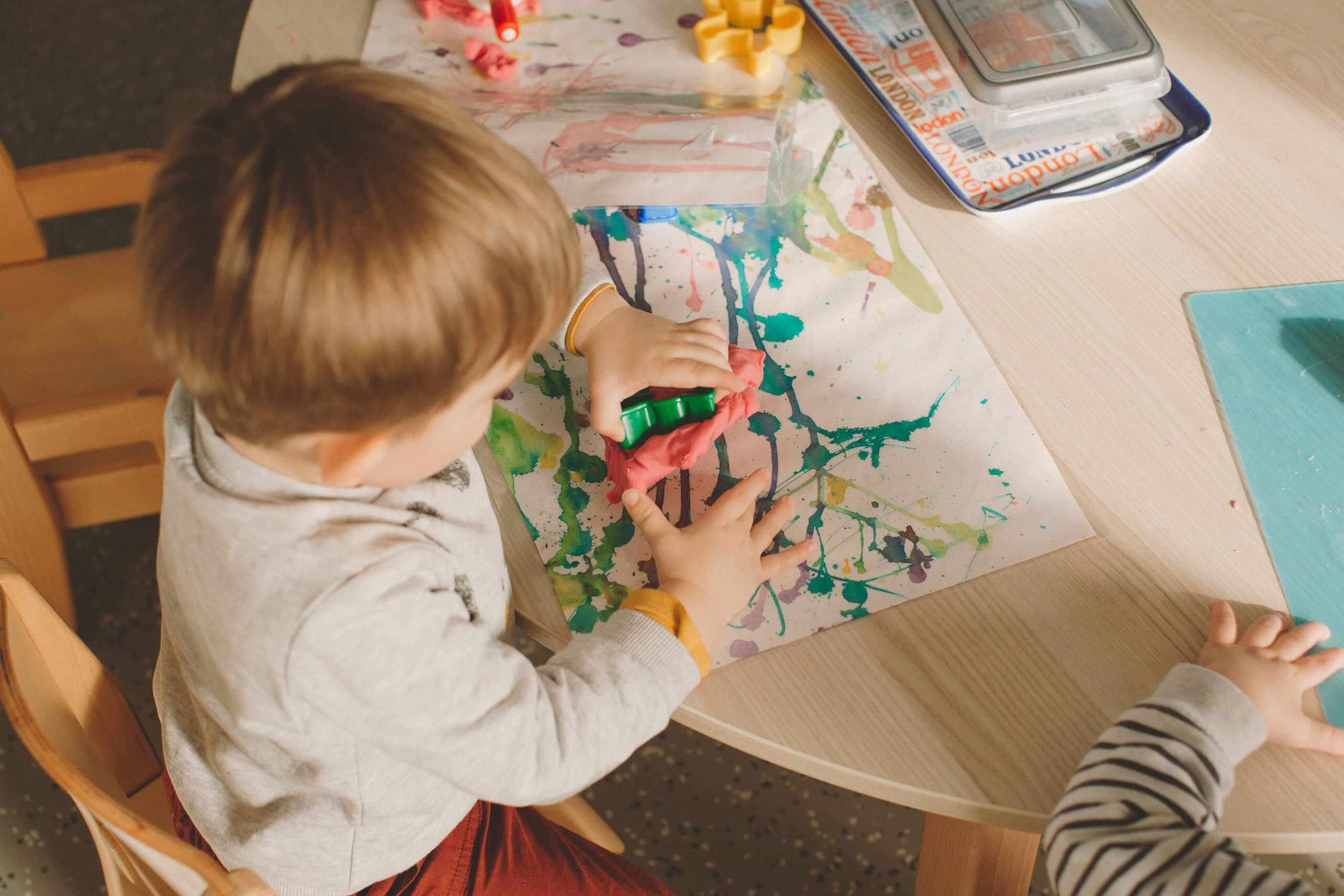 Un enfant qui joue à la pâte à modeler